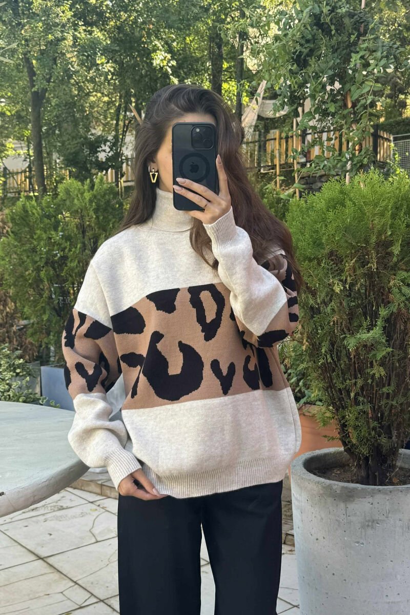 TRIKO E THJESHTË ME JAKË GOLF DHE DIZANJ LEOPARD PËR FEMRA NË NGJYRËN BEZHË TË ZBARDHUR - 2