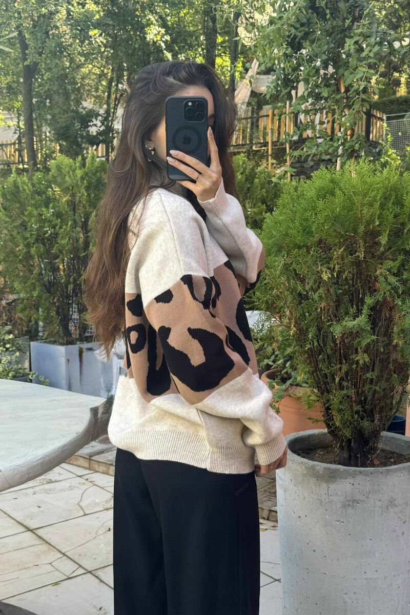 TRIKO E THJESHTË ME JAKË GOLF DHE DIZANJ LEOPARD PËR FEMRA NË NGJYRËN BEZHË TË ZBARDHUR - 3