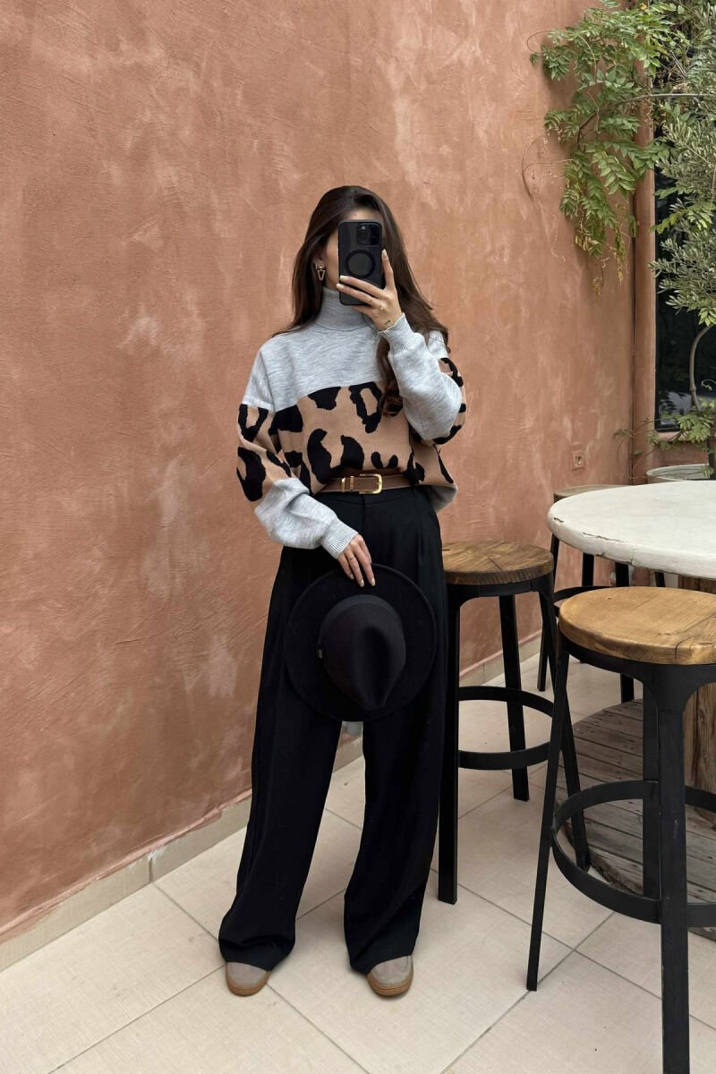 TRIKO E THJESHTË ME JAKË GOLF DHE DIZANJ LEOPARD PËR FEMRA NË NGJYRËN GRI TË ZBARDHUR - 2