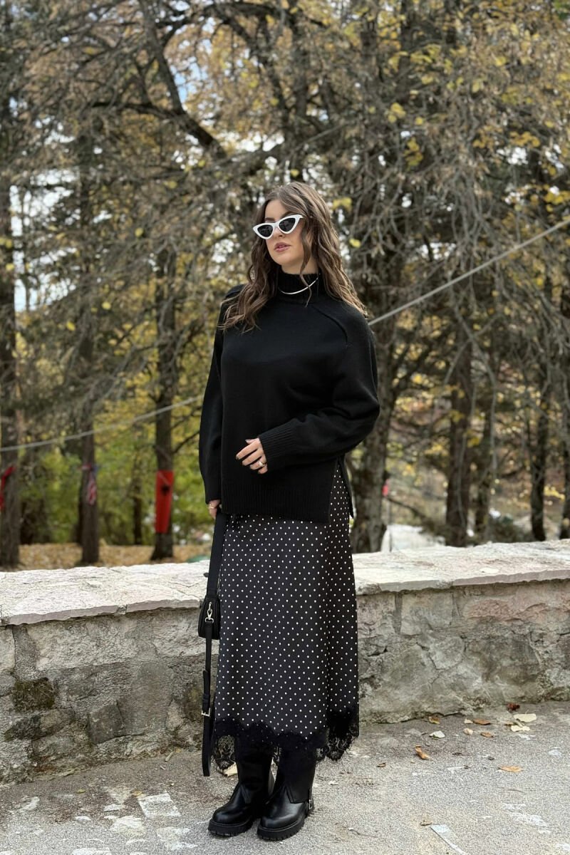 TRIKO E THJESHTË ME JAKË GOLF PËR FEMRA NË NGJYRË TË ZEZË - 1