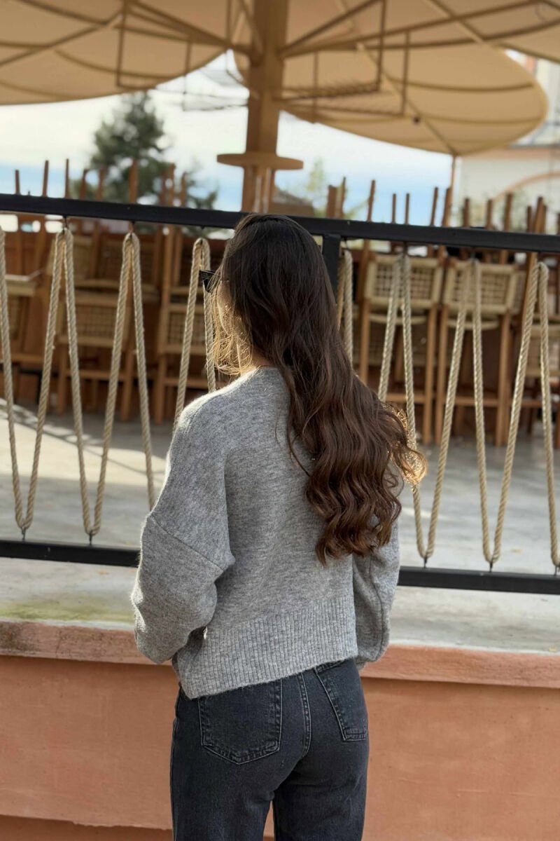 TRIKO E THJESHTË ME JAKË TË RRUMBULLAKËT PËR FEMRA NË NGJYRË GRI - 5