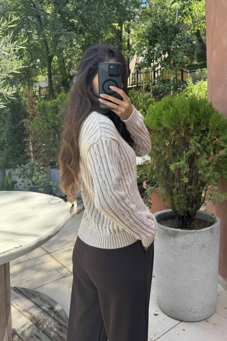 TRIKO E THURUR ME JAKË TË RRUMBULLAKËT PËR FEMRA NË NGJYRËN BEZHË TË ZBARDHUR - 3