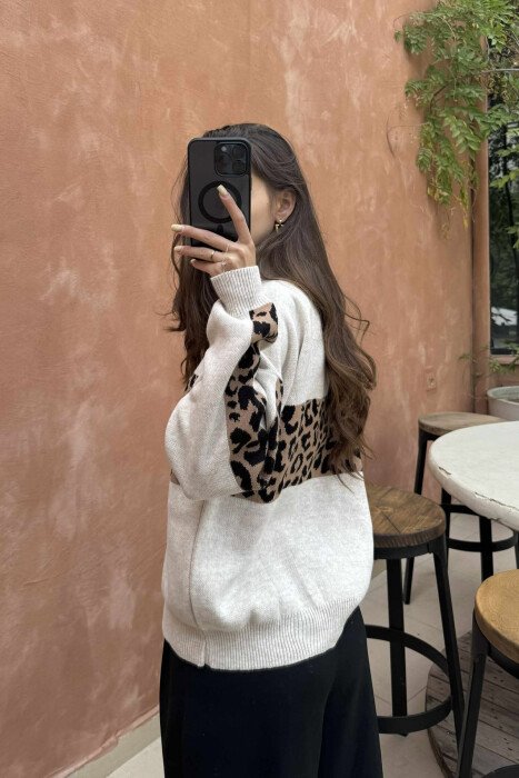 TRIKO ME JAKË GOLF DHE DIZANJ LEOPARD PËR FEMRA NË NGJYRËN BEZHË TË ZBARDHUR - 3