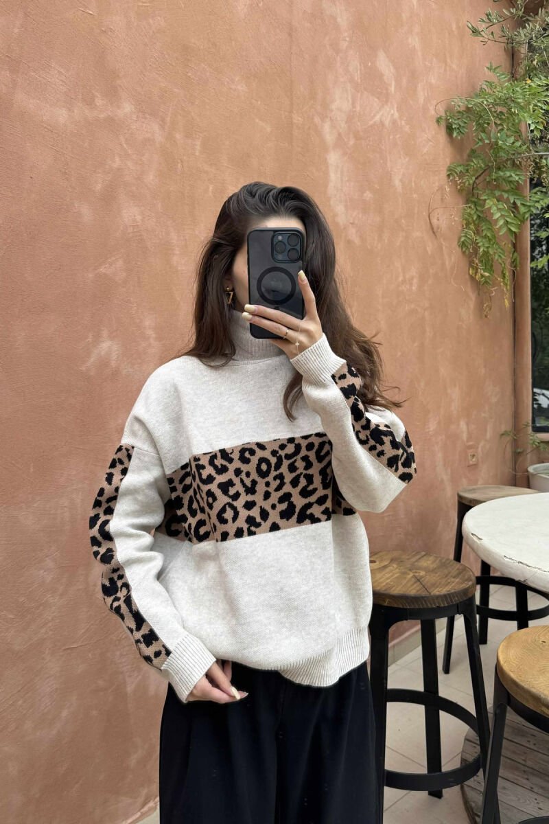 TRIKO ME JAKË GOLF DHE DIZANJ LEOPARD PËR FEMRA NË NGJYRËN BEZHË TË ZBARDHUR - 4