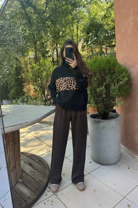 TRIKO ME JAKË GOLF DHE DIZANJ LEOPARD PËR FEMRA NË NGJYRËN E ZEZË - 1