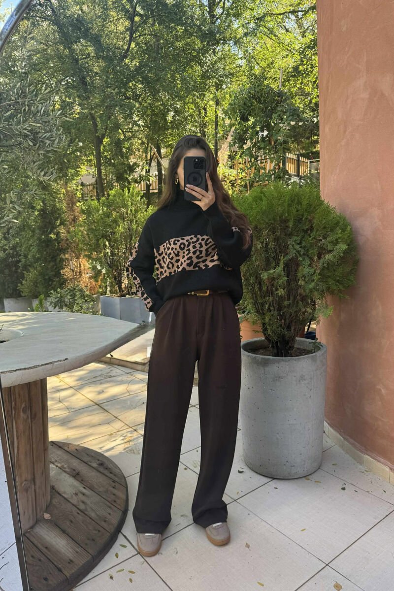 TRIKO ME JAKË GOLF DHE DIZANJ LEOPARD PËR FEMRA NË NGJYRËN E ZEZË - 2