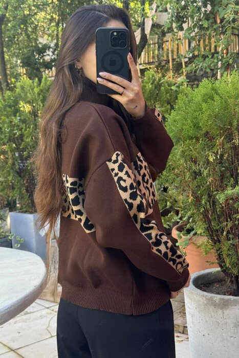 TRIKO ME JAKË GOLF DHE DIZANJ LEOPARD PËR FEMRA NË NGJYRËN KAFE - 2
