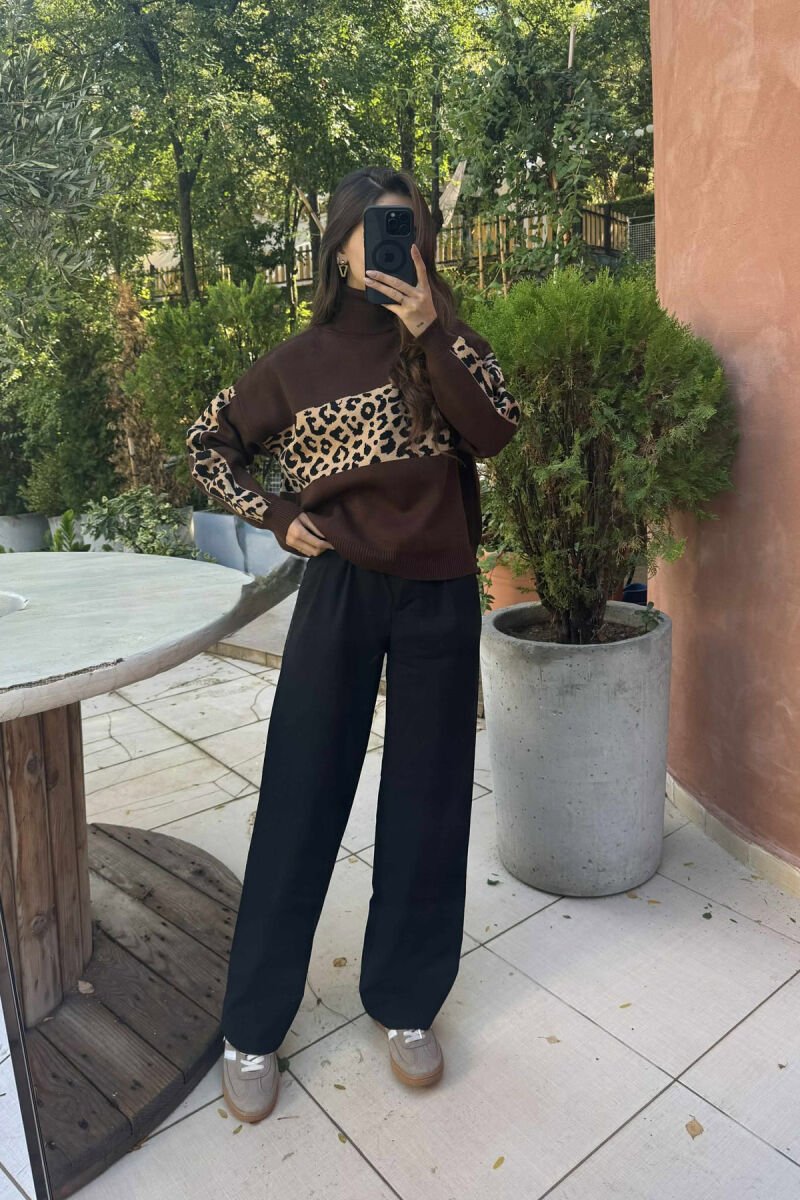 TRIKO ME JAKË GOLF DHE DIZANJ LEOPARD PËR FEMRA NË NGJYRËN KAFE - 4