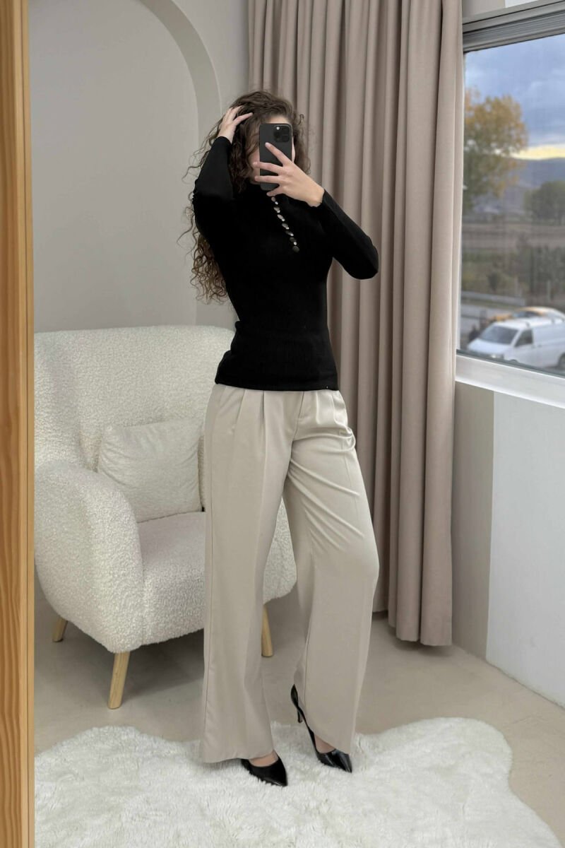 TRIKO ME JAKË GOLF DHE ME DETAJIN E GURËVE PËR FEMRA NË NGJYRË TË ZEZË - 3