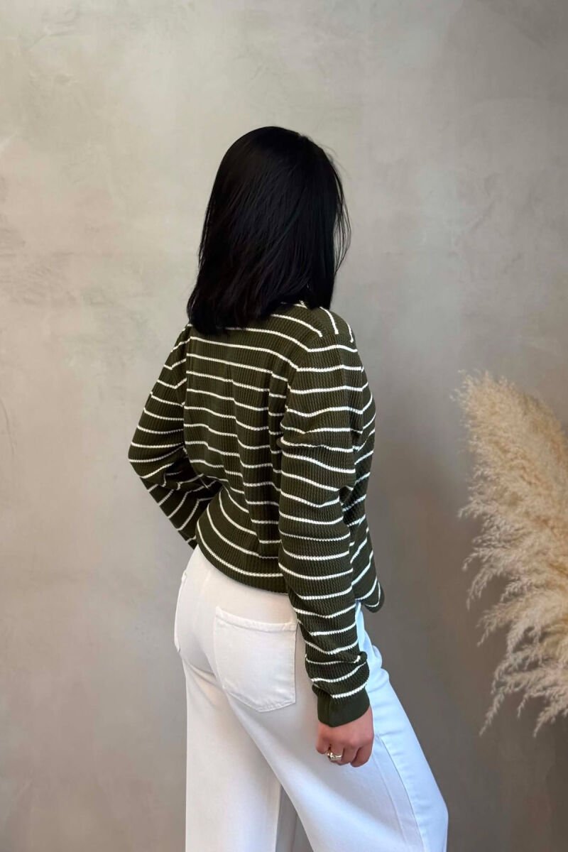 TRIKO ME JAKE POLO DHE ME DIZJAN ME V IJA PER FEMRA NE NGJYRE JESHILE - 2