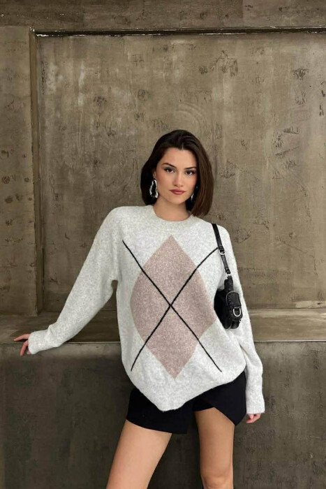 TRIKO ME JAKË TË RRUMBULLAKËT DHE ME DIZAJN ROMBESH NË PJESËN PARA PËR FEMRA NË NGJYRË GRI TË ZBARDHUR 