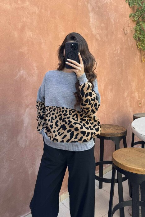 TRIKO ME JAKË TË RRUMBULLAKËT DHE DIZANJ LEOPARD PËR FEMRA NË NGJYRËN GRI - 4