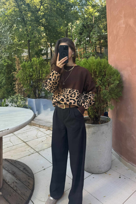 TRIKO ME JAKË TË RRUMBULLAKËT DHE DIZANJ LEOPARD PËR FEMRA NË NGJYRËN KAFE - 2