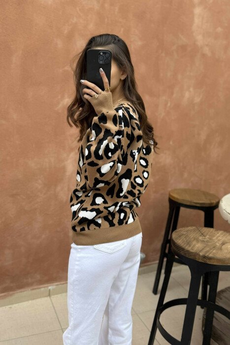 TRIKO ME JAKË TË RRUMBULLAKËT DHE ME DIZAJN LEOPARD PËR FEMRA NË NGJYRË BEZHË - 2