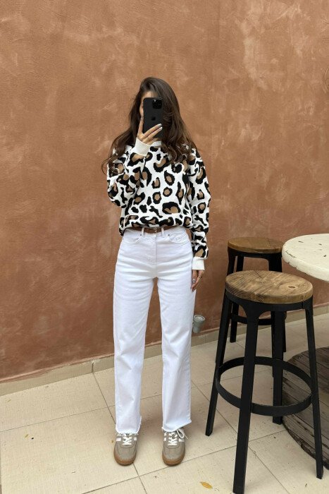 TRIKO ME JAKË TË RRUMBULLAKËT DHE ME DIZAJN LEOPARD PËR FEMRA NË NGJYRË TË BARDHË - KLAUDIO FASHION