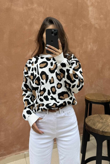 TRIKO ME JAKË TË RRUMBULLAKËT DHE ME DIZAJN LEOPARD PËR FEMRA NË NGJYRË TË BARDHË - 2