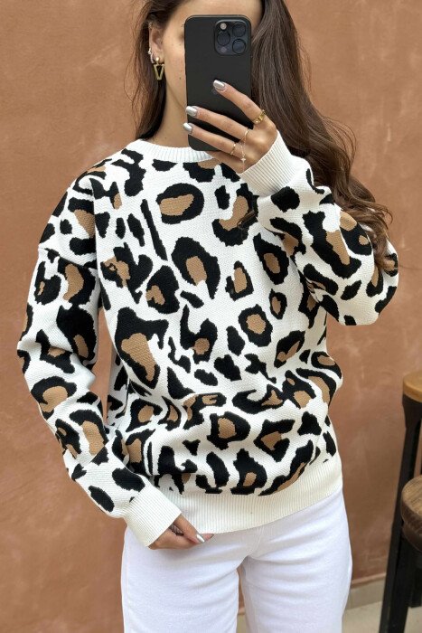 TRIKO ME JAKË TË RRUMBULLAKËT DHE ME DIZAJN LEOPARD PËR FEMRA NË NGJYRË TË BARDHË - 4