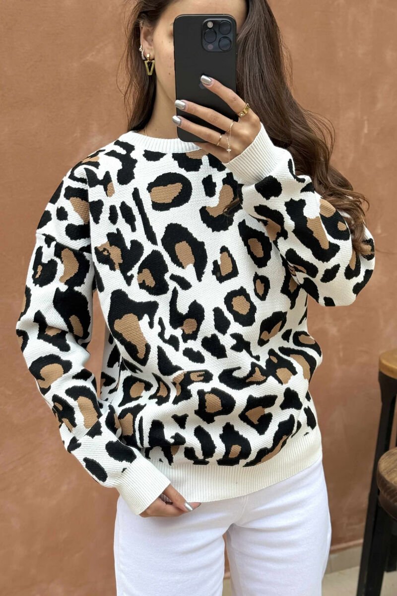 TRIKO ME JAKË TË RRUMBULLAKËT DHE ME DIZAJN LEOPARD PËR FEMRA NË NGJYRË TË BARDHË - 4