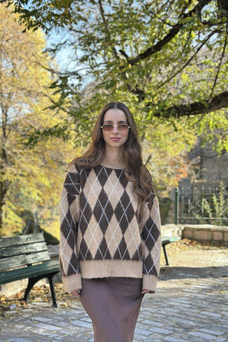 TRIKO ME JAKË TË RRUMBULLAKËT DHE ME DIZAJN ROMBESH PËR FEMRA NË NGJYRË BEZHË ME KAFE - 2