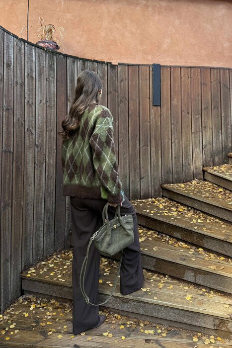 TRIKO ME JAKË TË RRUMBULLAKËT DHE ME DIZAJN ROMBESH PËR FEMRA NË NGJYRË JESHILE ME KAFE - 2