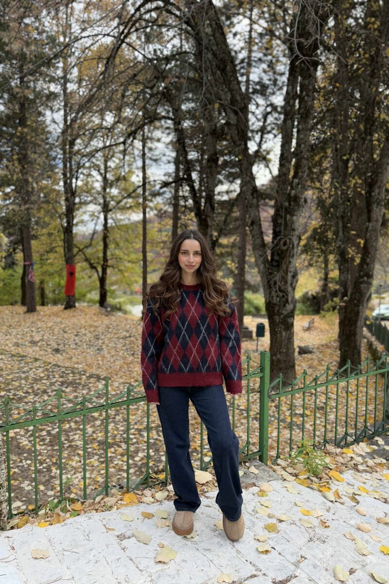 TRIKO ME JAKË TË RRUMBULLAKËT DHE ME DIZAJN ROMBESH PËR FEMRA NË NGJYRË VISHNJË ME BLU - 1