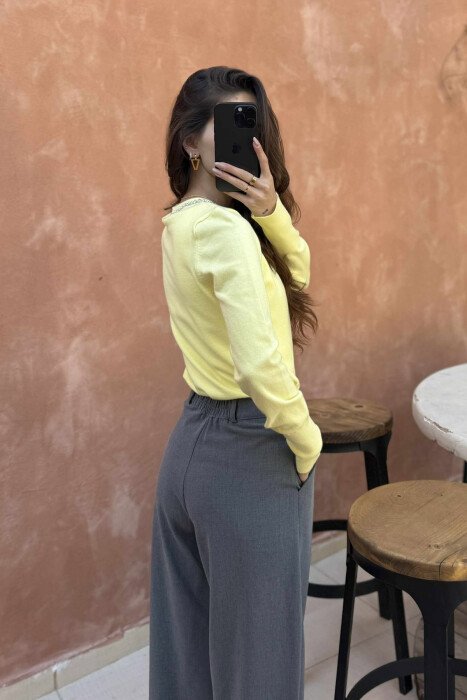 TRIKO ME JAKË TË RRUMBULLAKËT ME DETAJE GURËSH ME SHKËLQIM PËR FEMRA NË NGJYRËN E VERDHË - 3