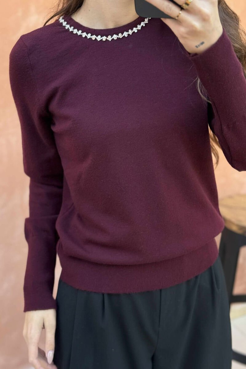 TRIKO ME JAKË TË RRUMBULLAKET ME DETAJE GURËSH ME SHKËLQIM PËR FEMRA NË NGJYRËN VISHNJË - 4
