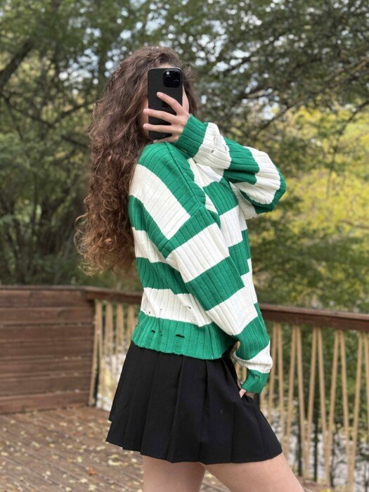 TRIKO ME JAKË TË RRUMBULLAKËT ME GËRVISHTJE DHE VIJA PËR FEMRA NË NGJYRË TË BARDHË ME JESHILE - 4