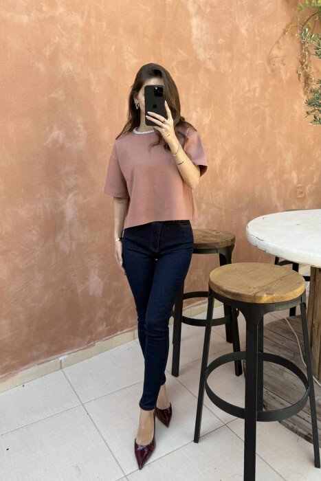 TRIKO ME MËNGË TË SHKURTRA DHE GURË TË SHËNDRITSHËM PËR FEMRA NË NGJYRËN KAFE - 1