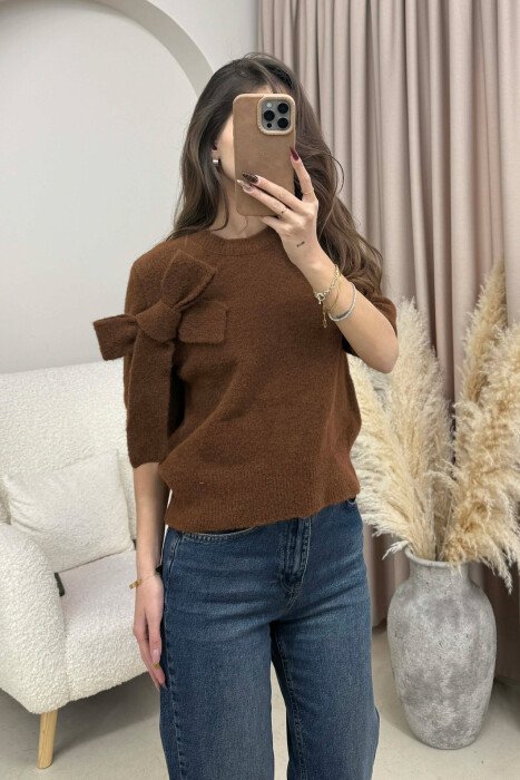 TRIKO ME MENGE TE SHKURTRA DHE ME DETAJIN E FJONGOS PER FEMRA NE NGJYRE KAFE - 2