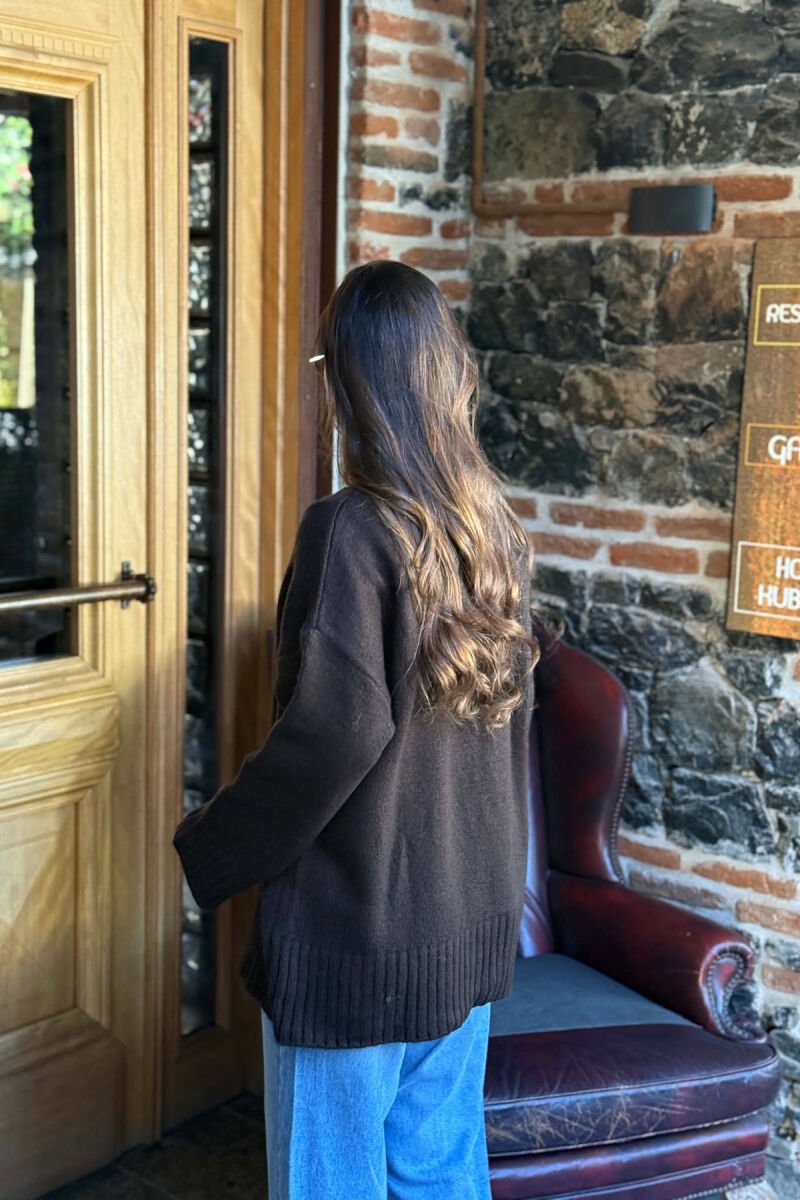 TRIKO NJË NGJYRËSHE ME JAKË TË RRUMBULLAKËT PËR FEMRA NË NGJYRE KAFE TE ERRET - 2