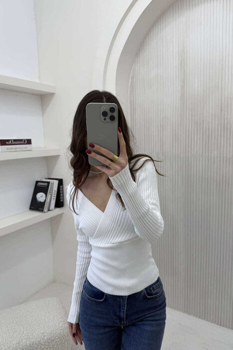 TRIKO NJË NGJYRËSHE E THJESHTË PËR FEMRA NË NGJYRËN E BARDHË - 2