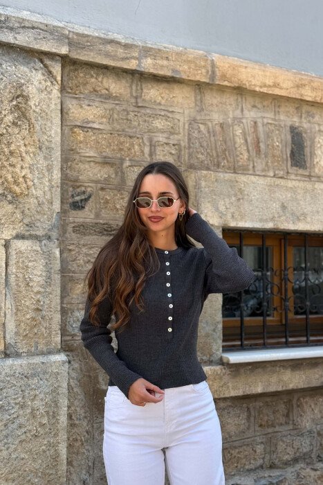 TRIKO NJE NGJYRESHE ME BUTON PER FEMRA NE NGJYRE GRI TE ERRET - KLAUDIO FASHION