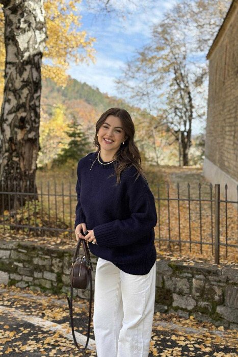 TRIKO NJË NGJYRËSHE ME JAKË TË RRUMBULLAKËT PËR FEMRA NË NGJYRË BLU TË ERRËT - 2