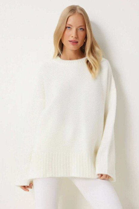 TRIKO NJE NGJYRESHE ME JAKE TE RRUMBULLAKET PER FEMRA NE NGJYRE TE BARDHE - KLAUDIO FASHION