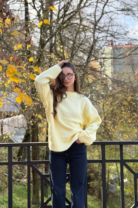 TRIKO NJE NGJYRESHE ME JAKE TE RRUMBULLAKET PER FEMRA NE NGJYRE TE VERDHE - 2
