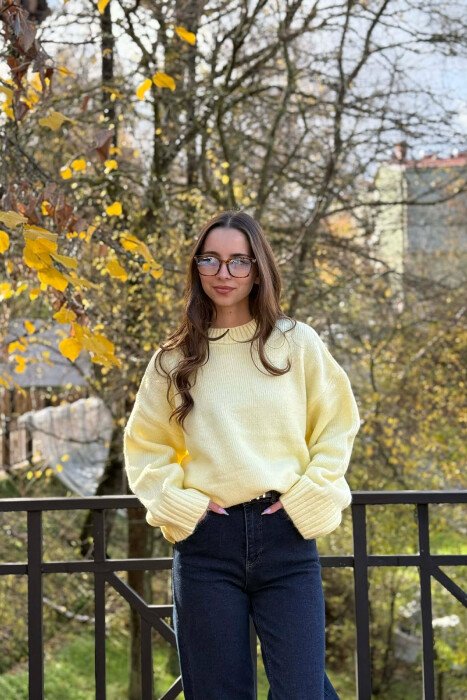 TRIKO NJE NGJYRESHE ME JAKE TE RRUMBULLAKET PER FEMRA NE NGJYRE TE VERDHE - 3