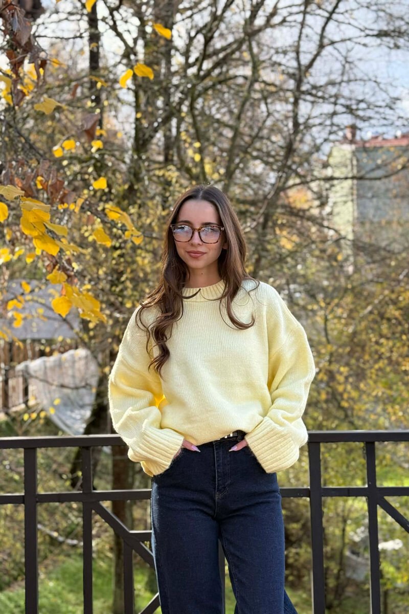 TRIKO NJE NGJYRESHE ME JAKE TE RRUMBULLAKET PER FEMRA NE NGJYRE TE VERDHE - 3