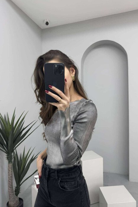 TRIKO NJË NGJYRËSHE ME SHKËLQIM PËR FEMRA NË NGJYRËN ARGJEND - 3