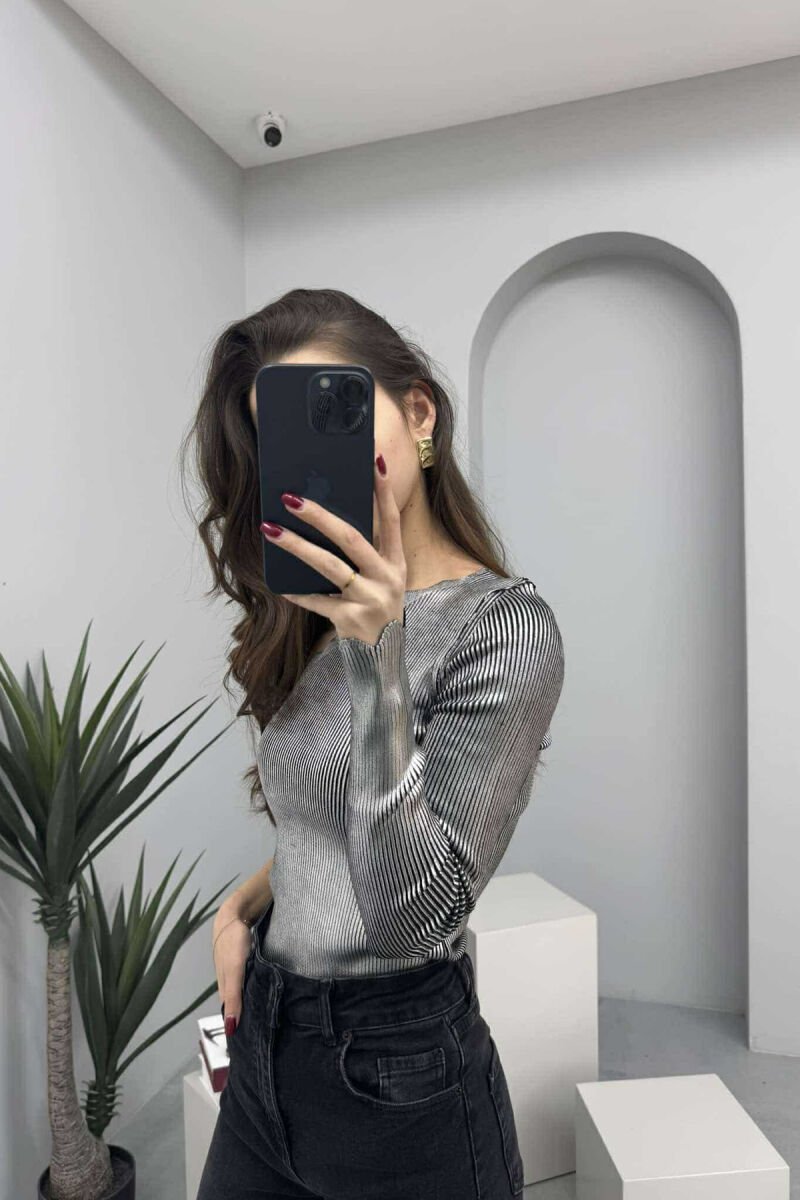 TRIKO NJË NGJYRËSHE ME SHKËLQIM PËR FEMRA NË NGJYRËN ARGJEND - 3