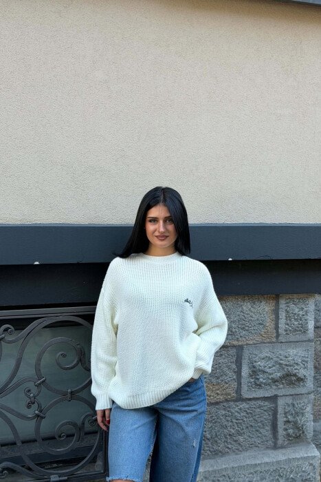 TRIKO NJE NGYRESHE ME SHKRIME NE PJESEN PARA PER FEMRA NE NGJYRE TE BARDHE - KLAUDIO FASHION