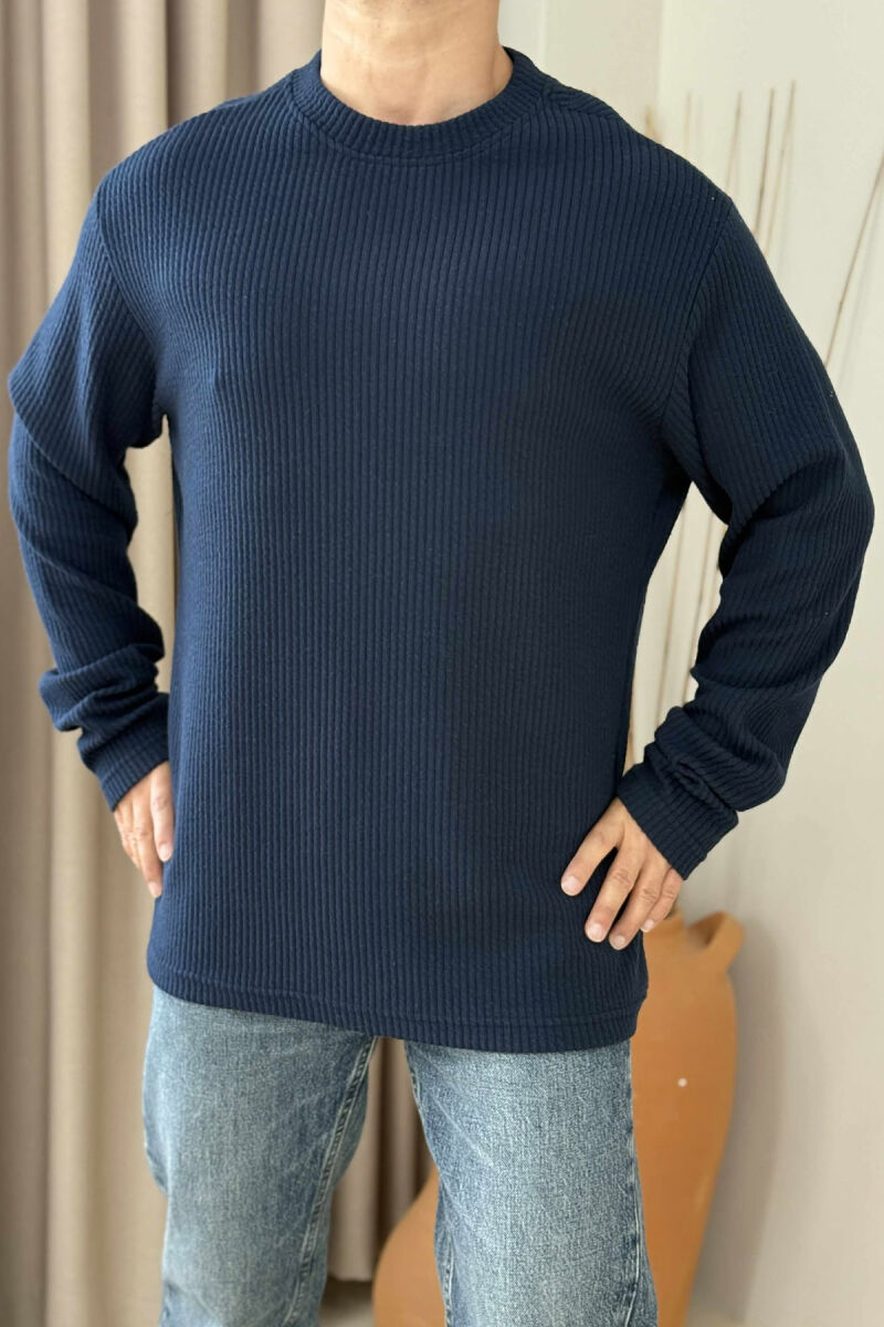 TRIKO NJËNGJYRËSHE ME JAKË TË RRUMBULLAKËT PËR MESHKUJ NË NGJYRËN BLU TË ERRËT - 3