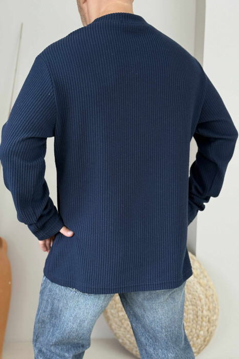TRIKO NJËNGJYRËSHE ME JAKË TË RRUMBULLAKËT PËR MESHKUJ NË NGJYRËN BLU TË ERRËT - 4