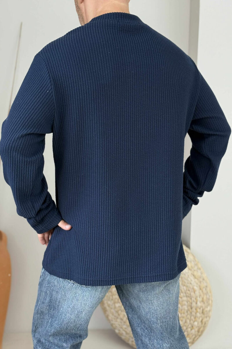 TRIKO NJËNGJYRËSHE ME JAKË TË RRUMBULLAKËT PËR MESHKUJ NË NGJYRËN BLU TË ERRËT - 4