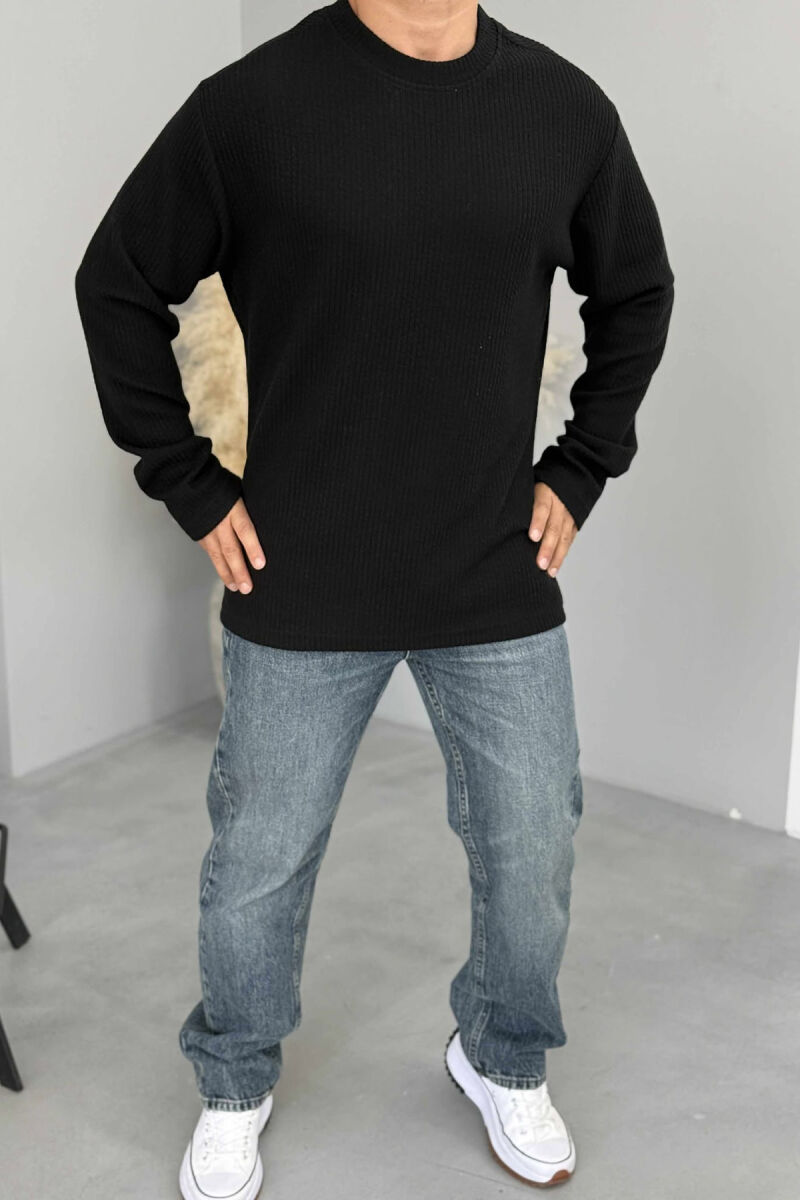 TRIKO NJËNGJYRËSHE ME JAKË TË RRUMBULLAKËT PËR MESHKUJ NË NGJYRËN E ZEZË - 1