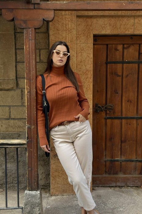 TRIKO NJËNGJYRËSHE ME JAKË GJYSËM GOLF PËR FEMRA NË NGJYRËN KAFE 
