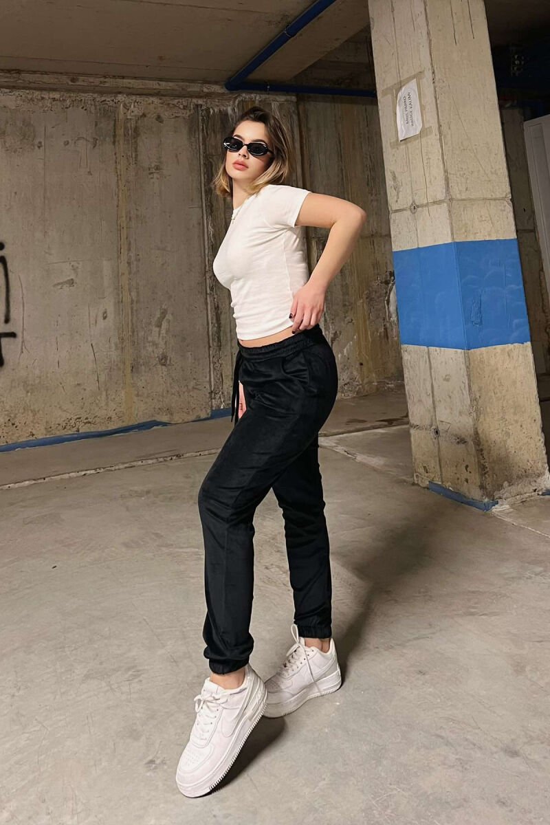 TUTA VELVET PËR FEMRA NË NGJYRËN E ZEZË - 2