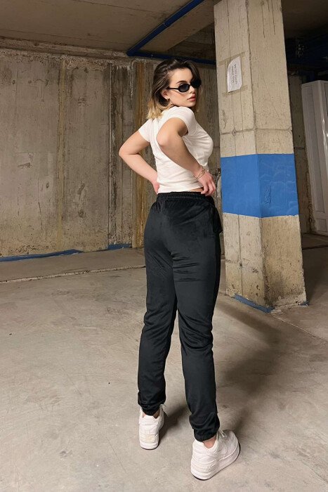 TUTA VELVET PËR FEMRA NË NGJYRËN E ZEZË - 5