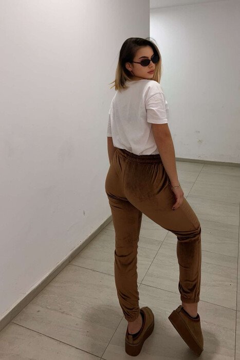 TUTA VELVET PËR FEMRA NË NGJYRËN KAFE - 3