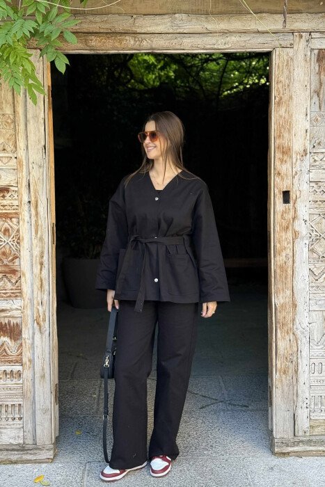 KOSTUM KËMISHË ME DY XHEPA DHE LIDHËSE NË BELI +PANTALLONA PËR FEMRA NË NGJYRËN E ZEZË - KLAUDIO FASHION